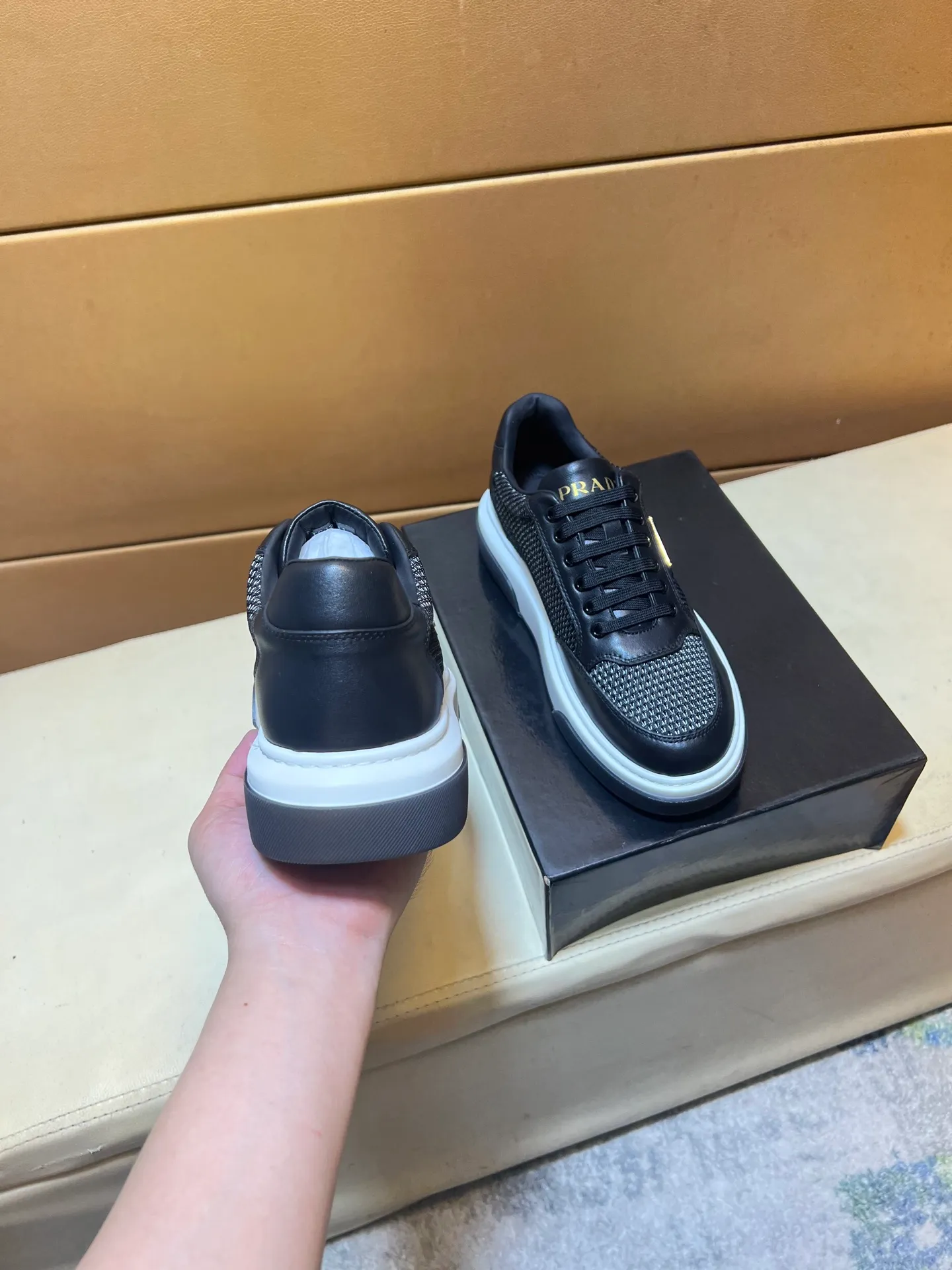 pp560💰👑👑《PRADA》【Classic Original Version】Prada: Top 🔝 Purchasing Agent 🔍🔍Sold at the latest men’s counter simultaneously, imported high-quality original version from Italy 🇮🇹: 🔝Brand silk calfskin·Shoe height, brand logo·Brand high mercerized canvas cloth·Tongue screen printing Brand logo: Prominent (high-end, extravagance, class), exquisite workmanship (imported Italian 🇮🇹 water-based mesh lining, 🐂cowhide feet), soles: original soles specially provided by the original factory, double-layer movable molding: transparent air cushion bottom, environmentally friendly, wear-resistant, ultra-light, comfortable, 🌲🌲🌲, real-life photos 🎬The real ones are more beautiful Flying code number 38-44